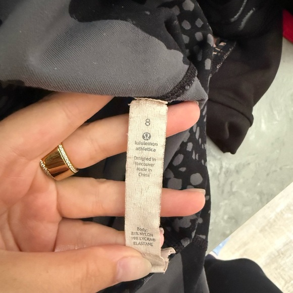 Lululemon Size 8 Black and Gray Patterned Leggings - Picture 4 of 4